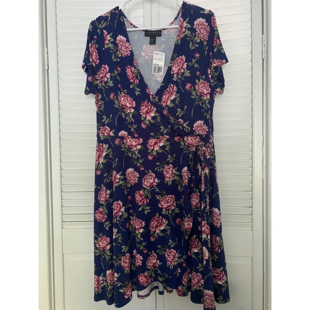 NWT Blue floral wrap dress • Forever 21 Plus